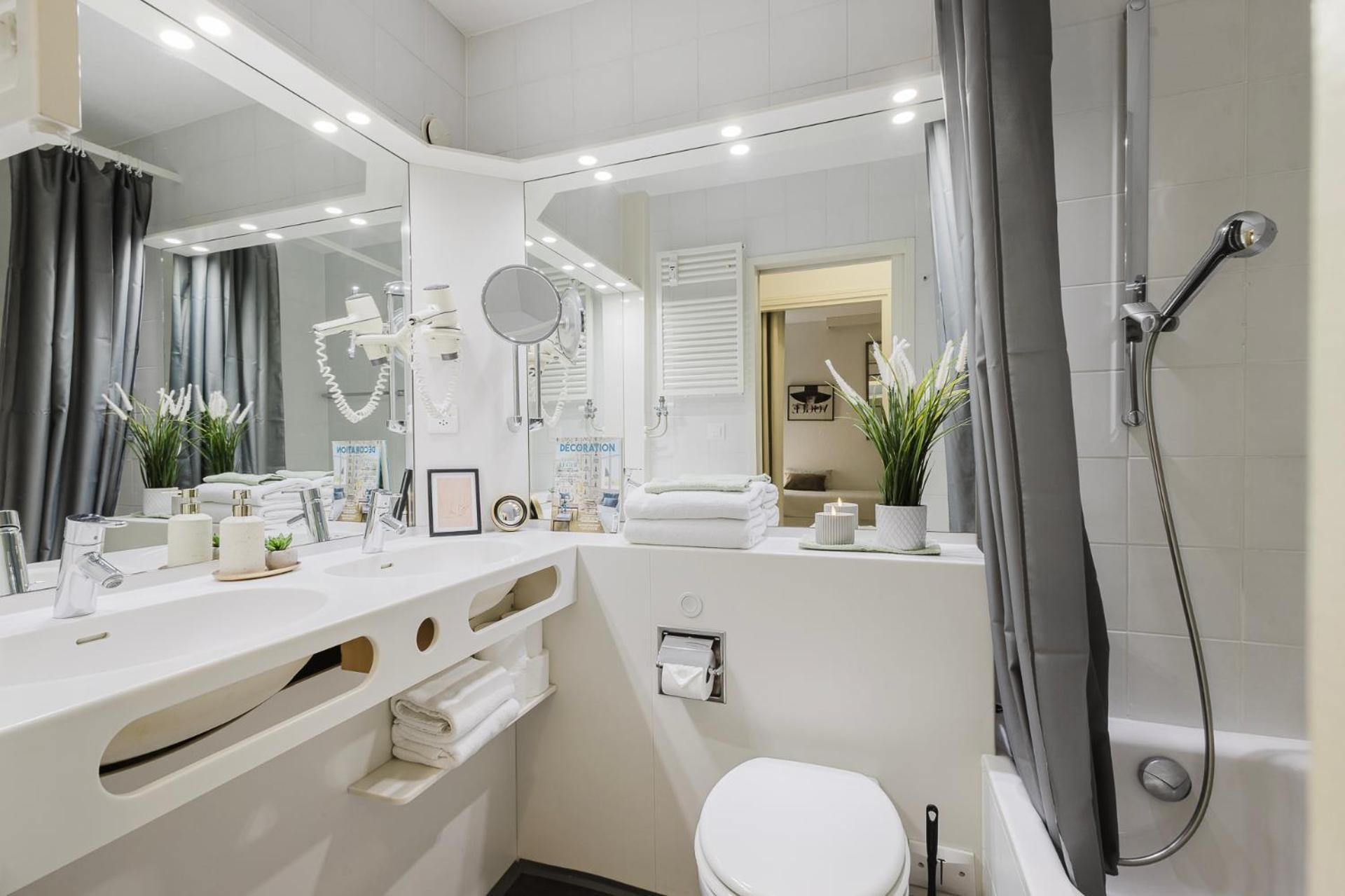 Luganersee, Pool, Strand, Parkplatz, Suite 204 Bissone Zewnętrze zdjęcie